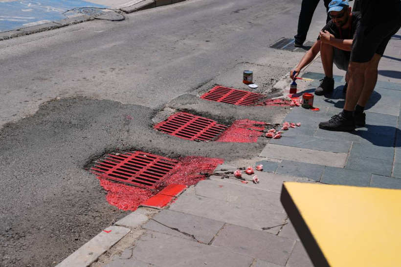 Elektrik Faciasının Olduğu Sokakta Mazgallar Kırmızıya Boyandı - Fotoğraf: 4